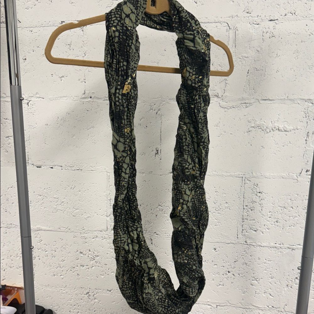 TOLANI Wool Circle Wrap Scarf Black and Green Textured Scarf - Gold Accents